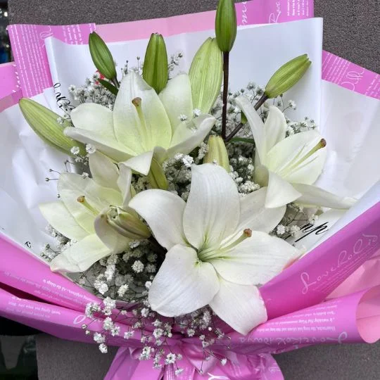 Ramo de flores lilium lirios blancos con isofila